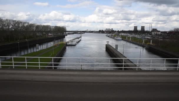 Maasbracht Limburg Niederlande 2022 Brücke Mit Autoverkehr Und Schleusenbau — Stockvideo