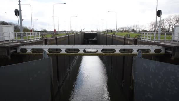 Maasbracht Limburg Nizozemsko 2022 Velká Brána Malou Lodí Projíždějící Kolem — Stock video