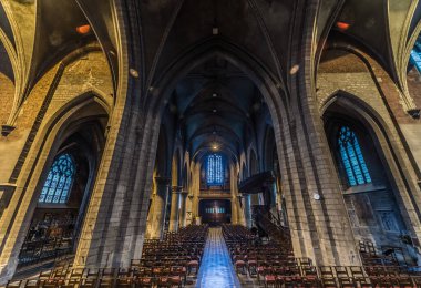 Anderlecht, Brüksel Başkent Bölgesi - 10 06 2019 Saint Guy ve Anderlecht 'li Aziz Peter' in gotik Katolik kilisesinin iç tasarımı