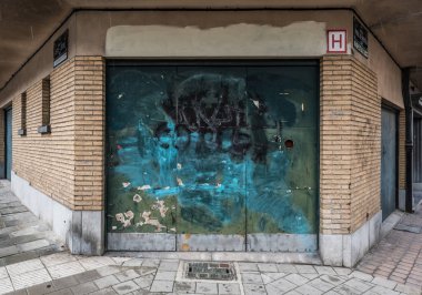 Jette, Brüksel Başkent Bölgesi - Belçika - 11 2 2019 Caddelerinde garaj limanı olan Cephe