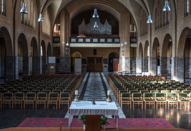 Jette, Brüksel Başkent Bölgesi - Belçika - 10 10 10 2019 Modern Gotik iç tasarımı Lourdes Leydisi Roma Katolik Kilisesi Jette