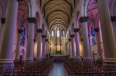 Ixelles, Brüksel Başkent Bölgesi - Belçika - 10 16 2019 Mor iç tasarım Louise Meydanı yakınlarındaki Gotik Karmelit Kilisesi