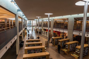 Ostend, Batı Flanders - Belçika 10, 26, 2019 Kris Lambert halk kütüphanesinin iç tasarımı