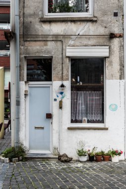 Ostend, Batı Flanders, Belçika, 10: 26 2019 Geleneksel olarak küçük eski bir evin cephesi