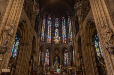Ostend, Batı Flanders, Belçika 10. 26. 2019 Neo Gotik iç tasarımı Saint Peter ve Saint John Katolik Kilisesi