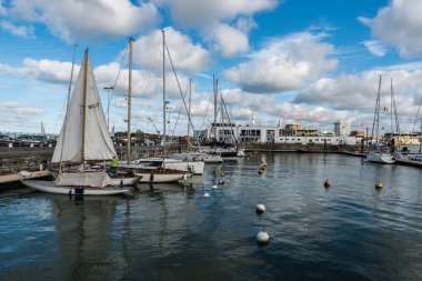 Ostend, Batı Flanders, Belçika, 10: 26 2019 Tren istasyonu yakınındaki yerel deniz manzaralı.