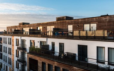 Brüksel Başkent Bölgesi - Belçika - 02 08 2021: Gün batımında sıcak tonlarla Brüksel ufuk çizgisinde panoramik manzara