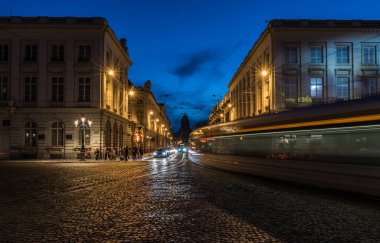 Brüksel Eski Kenti, Brüksel Başkent Bölgesi - Belçika - 11: 30 2019 Saint Jacques sur Coudenberg Meydanı üzerinde bir tramvay yolu izine sahip