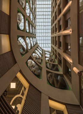 Brüksel Eski Kent, Brüksel Başkent Bölgesi - Belçika - 12. 2019 Anspach alışveriş merkezinin tavanı 