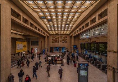 Brüksel Eski Kent, Brüksel Başkent Bölgesi Belçika - 09 02 2019 Pedestrians Victor Horta tarafından tasarlanan merkez tren istasyonunun ana salonunda yürüyor