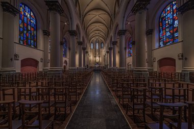 Brüksel Eski Kenti, Brüksel Başkent Bölgesi - Belçika - 12. 2019 Simetrik iç tasarım ve Carmelites kilisesinin boyalı camları