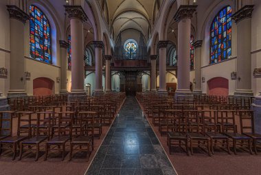 Brüksel Eski Kenti, Brüksel Başkent Bölgesi - Belçika - 12. 2019 Simetrik iç tasarım ve Carmelites kilisesinin boyalı camları