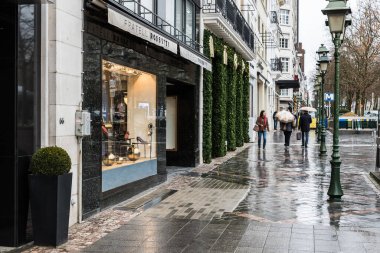 Brüksel Eski Kent, Brüksel Başkent Bölgesi - Belçika - 12: 2019 Louise yakınlarındaki Toisson d 'Or Bulvarı' nda dükkanları, büfeleri ve trafiği olan tipik sokak sahnesi