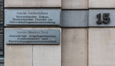 Brüksel Eski Kenti, Brüksel Başkent Bölgesi - Belçika - 12: 20 2019 Belçika Federal Dışişleri Teşkilatı 'nın girişinde dört dilde kabartmalı gümüş levhalar
