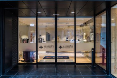 Brüksel Eski Kent, Brüksel Başkent Bölgesi - Belçika - 12.2019 Perspektif.brussels kentsel kalkınma şirketinin Cam Kapı Girişi