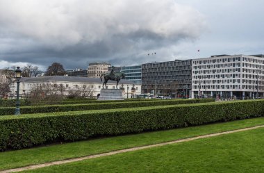 Brüksel Eski Kent, Brüksel Başkent Bölgesi - Belçika - 12.20 2019 Trone bölgesi üzerinde bir park ve iş binası