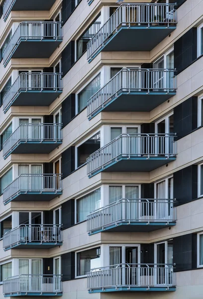 Ostend, Batı Flanders, Belçika 10. 26. 2019 Tipik bir ikinci ikamet bloğunun pencere ve balkon modellerinin soyut görüntüsü