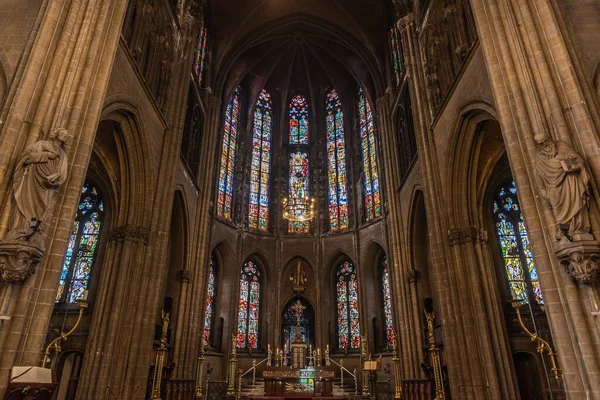 Ostend, Batı Flanders, Belçika 10. 26. 2019 Neo Gotik iç tasarımı Saint Peter ve Saint John Katolik Kilisesi