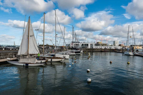 Ostend, Batı Flanders, Belçika, 10: 26 2019 Tren istasyonu yakınındaki yerel deniz manzaralı.