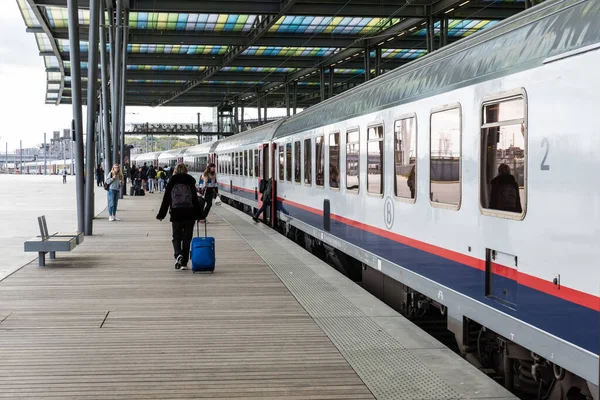 Ostende Flandes Occidental Bélgica 2019 Personas Caminando Hasta Tren Espera — Foto de Stock