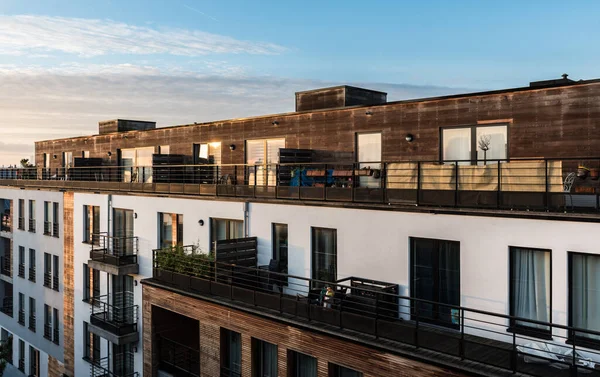 Brüksel Başkent Bölgesi - Belçika - 02 08 2021: Gün batımında sıcak tonlarla Brüksel ufuk çizgisinde panoramik manzara