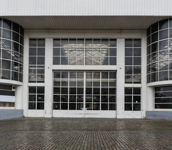 Brüksel Sanayi Bölgesi, Brüksel Başkent Bölgesi, Belçika, 11 04 2019 Eski bir Citroen garajı olan Sanayi KANAL müzesinin arka girişi