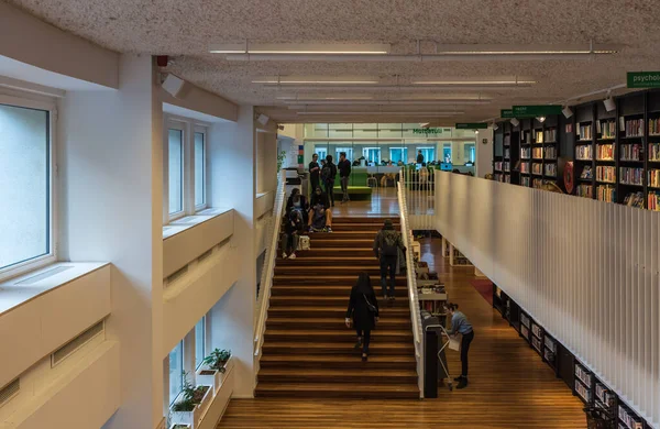 Brüksel şehir merkezi, Brüksel Başkent Bölgesi, Belçika - 113 2019 Muntpunt Flaman kütüphanesinin iç mekanı ve merdivenleri