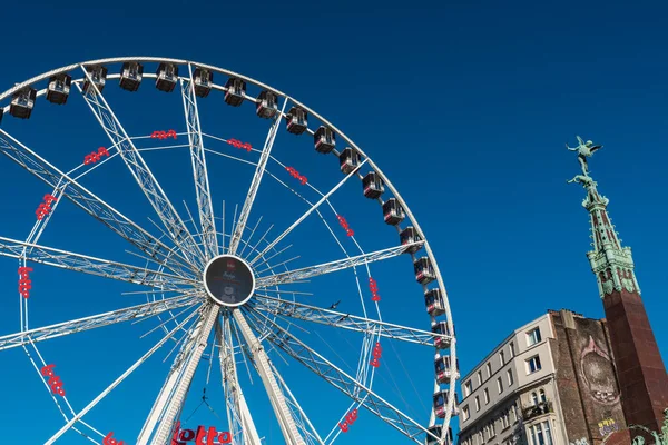 Russels Old Town, Brüksel Başkent Bölgesi - Belçika - 1206 2019 Place Sainte Catherine 'deki Noel pazarındaki dönme dolap