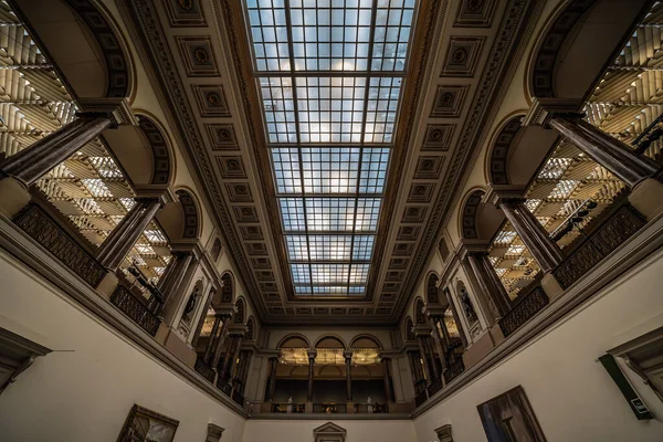 Brüksel Eski Kent, Brüksel Başkent Bölgesi - Belçika - 12 06 2019 Sanat Yeni Sanat Sanatlar Kraliyet Müzesi tavanı