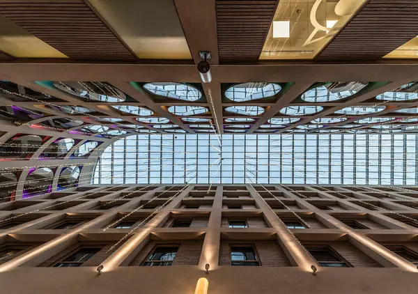 Brüksel Eski Kent, Brüksel Başkent Bölgesi - Belçika - 12. 2019 Anspach alışveriş merkezinin tavanı 