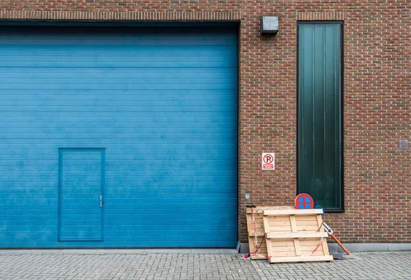 Jette Bruxelles Capitale Regione Belgio 2019 Ugly Blue Industrial Garage — Foto Stock