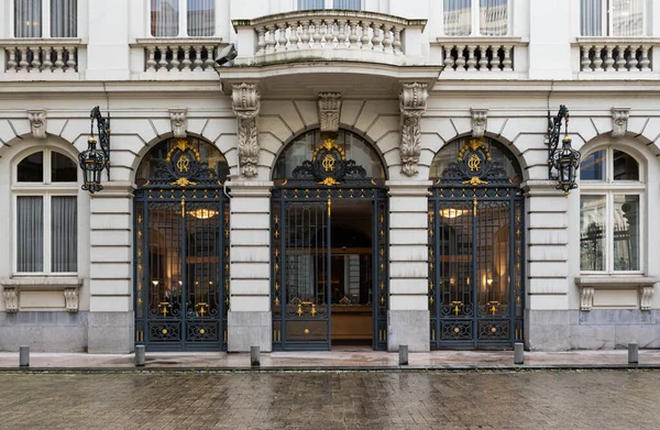 Brüksel Eski Kent, Brüksel Başkent Bölgesi - Belçika - 12.2019 Neo klasik girişi ve Belçika Sayıştayı ön cephesi