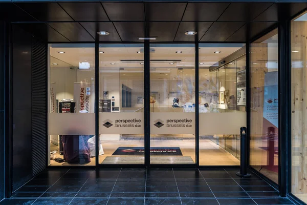 Brüksel Eski Kent, Brüksel Başkent Bölgesi - Belçika - 12.2019 Perspektif.brussels kentsel kalkınma şirketinin Cam Kapı Girişi