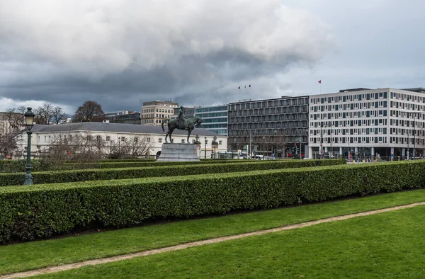 Brüksel Eski Kent, Brüksel Başkent Bölgesi - Belçika - 12.20 2019 Trone bölgesi üzerinde bir park ve iş binası