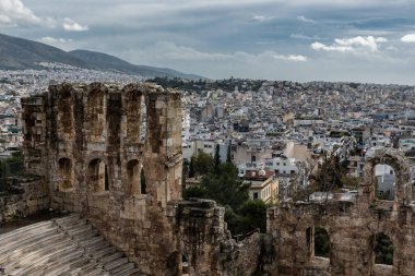 Atina, Attica - Yunanistan - 12. 26 2019 Dyonisus tiyatrosu ve doğal kaya manzarasının mermer koltukları üzerinde