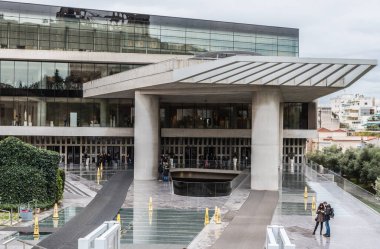 Atina, Attica, Yunanistan - 12. 26 2019 Akropol Müzesinin dış görünüş ve merdivenleri