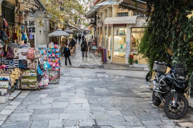 Atina, Attica, Yunanistan - 12. 26 2019 Tipik dükkanları olan dar turist sokakları