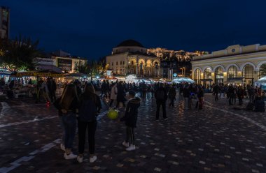 Atina Eski Kent, Attica - Yunanistan - 12 28 28 2019 Yerel halk ve turistler geceleyin Monastiraki Meydanı 'nda yürüyorlar