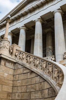 Atina Eski Kent, Attica - Yunanistan - 12. 28 2019 Merdivenler ve Yunanistan Ulusal Kütüphanesinin simetrik cephesi