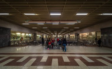 Atina Eski Kenti, Attica, Yunanistan - 12 28 2019 kişi Syntagma yeraltı metrosunun ana bağlantı koridorundan geçiyor