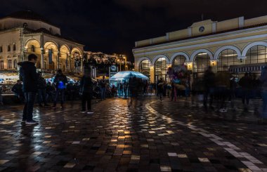 Atina Eski Kenti, Attica, Yunanistan - 12 28 28 2019 Yerel ve turist geceleyin Monastiraki Meydanı 'nda yürüyor