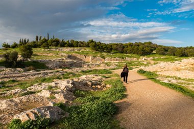 Atina Eski Kenti, Attica, Yunanistan - 12.28 2019 Aktif genç kadın İlham Perileri, Periler ve Felsefelerin yeşil tepelerinde yürüyüş yapıyor