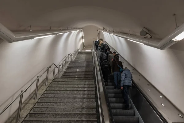 Atina, Attica - Yunanistan - 12. 26 2019 Akropolis metro istasyonunun merdivenlerine bakın