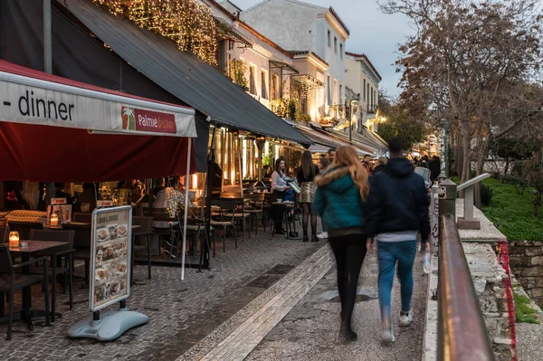 Atenas Ática Grécia 2019 Casal Andando Pelas Ruas Cidade Velha — Fotografia de Stock