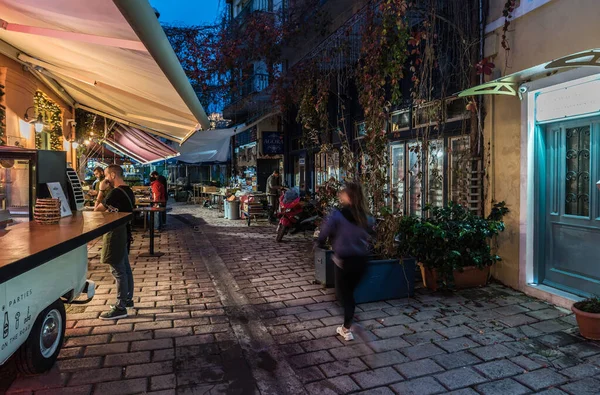 Atina, Attica - Yunanistan - 12: 26 2019 Eski şehrin sokakları üzerinde Dört rüzgar kulesinin yanındaki gece görüşü