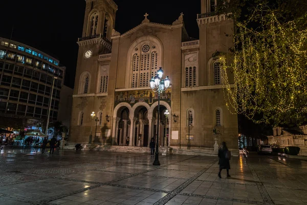 Atene Attica Grecia 2019 Gente Cammina Sulla Piazza Mitropoleos Notte — Foto Stock