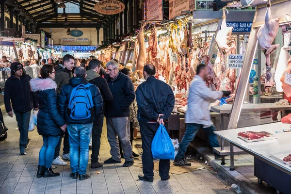 アテネ旧市街 アッティカ ギリシャ 2019ギリシャの人々は 中央市市場の肉屋の家でクリスマスのために食べ物を購入します — ストック写真