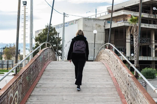 Freattyda Atenas Grecia 2019 Mujer Caminando Sobre Puente Madera Peatonal — Foto de Stock