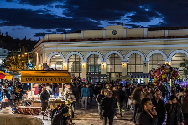 アテネ旧市街 アティカ ギリシャ 2019地元の人々や観光客が夜にはモナスティラキ広場を歩く — ストック写真