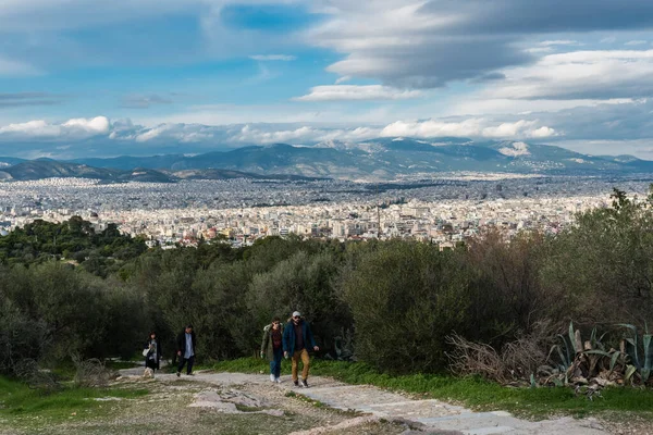 Atina Eski Kenti, Attica, Yunanistan - 128 28 2019 Yürüyüş Grubu İlham perileri tepelerinde yürüyüş yapıyor